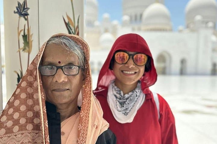 Abu Dhabi Private Tour: Sheikh Zayed Grand Mosque & BAPS Hindu Mandir with Yas Island Sights photo 2
