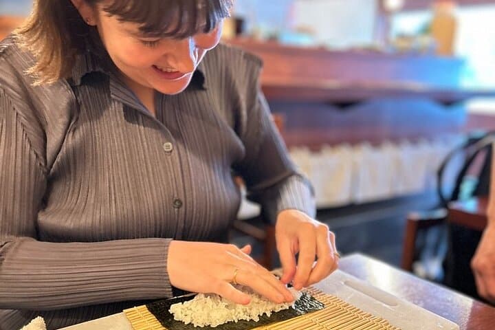 Tsukiji Fish Market Tour & Sushi Making Class in Tokyo