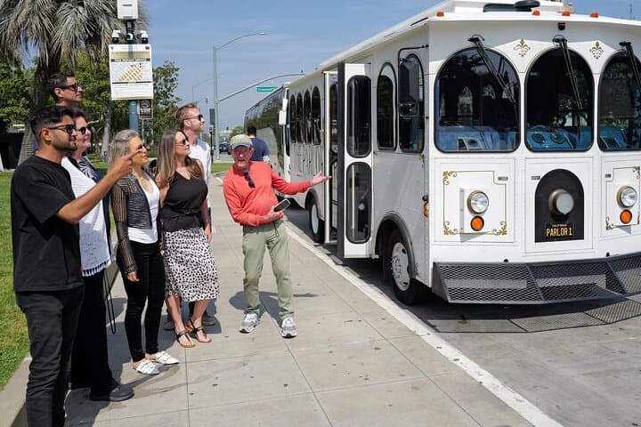 luxury-hollywood-sightseeing-trolley-tour-parlor-car photo 5