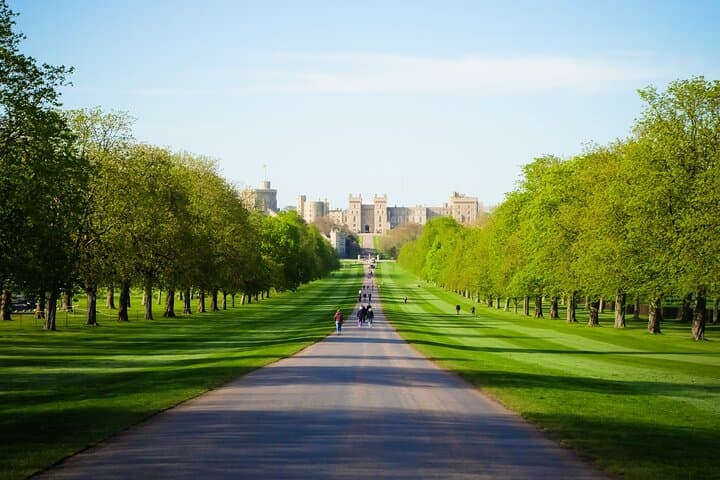 Royal Windsor Afternoon Tea Bus Tour — Upper-Deck Sightseeing with Prosecco photo 3