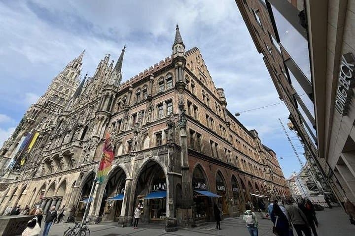 Self-Guided Audio City Tour in Munich — 3 km Walk Through Marienplatz and Englischer Garten photo 1