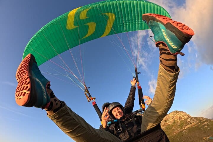 Urban Paragliding Over Cape Town: Tandem Flight from Signal Hill or Lion's Head