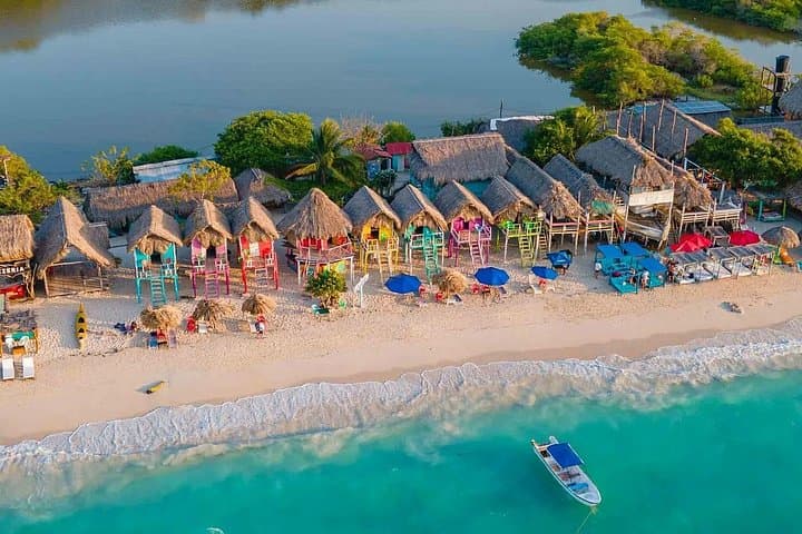 National Aviary & Playa Blanca Private Tour — Birding, Beach and Shuttle from Cartagena