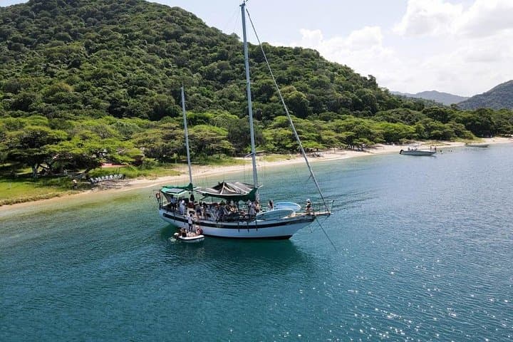 Sail to Tayrona Park: Bahía Concha Snorkeling, Paddleboarding & Beach Lunch