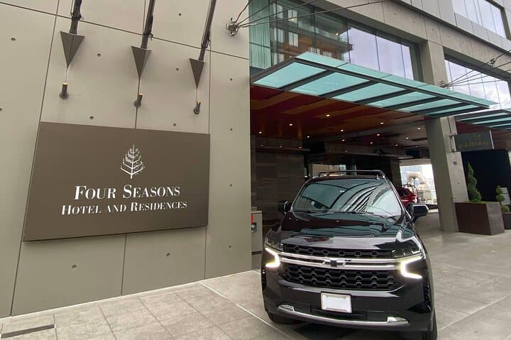Private Seattle History and Landmarks Tour — Ballard Locks to Kerry Park in a Luxury SUV photo 3