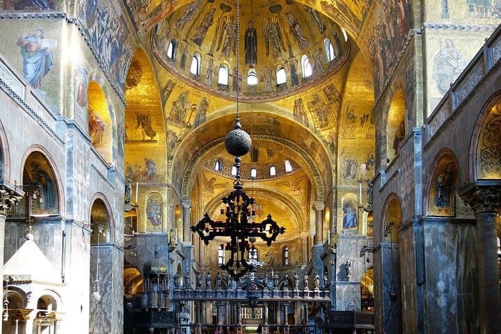 Saint Mark's Basilica Guided Tour and Classic Gondola Ride in Venice photo 2