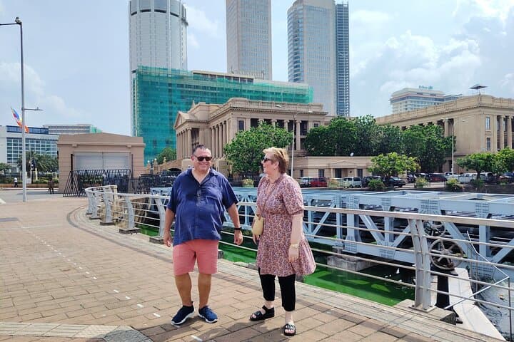 Colombo City Tour: Walk the Great Walls of Colombo Fort and Galle Face