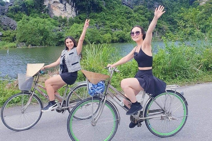 Luxury Ninh Binh Day Trip: Trang An Boat Ride, Bich Dong Pagoda & Mua Cave Viewpoint photo 2