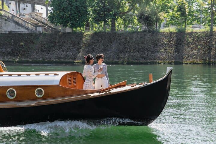 Private Seine Cruise with Champagne from Pont Alexandre III — Paris Boat Tour photo 5