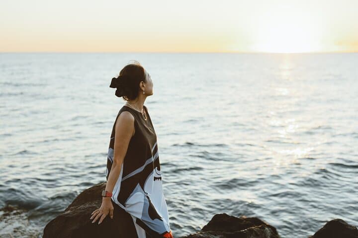 Sunrise Photoshoot on Kamari Black Sand Beach — Santorini Black Sand Portrait Session photo 2