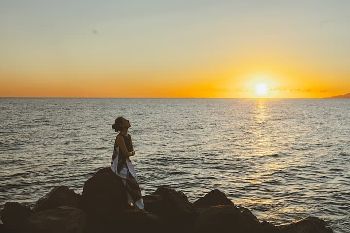 Sunrise Photoshoot on Kamari Black Sand Beach — Santorini Black Sand Portrait Session photo 3