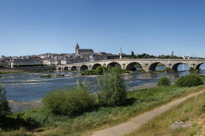 Loire Valley Castles & Wine Day Trip from Paris — Chenonceau, Chambord & Tastings photo 2