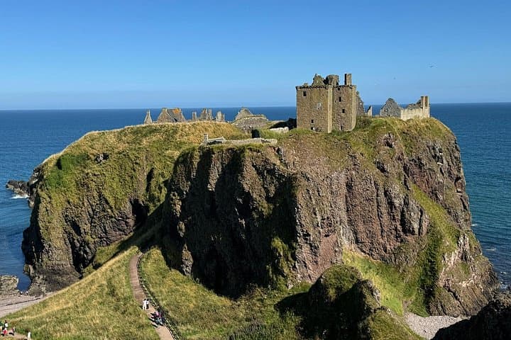 Haunted Castles of Scotland: Glamis & Dunnottar Day Tour from Edinburgh