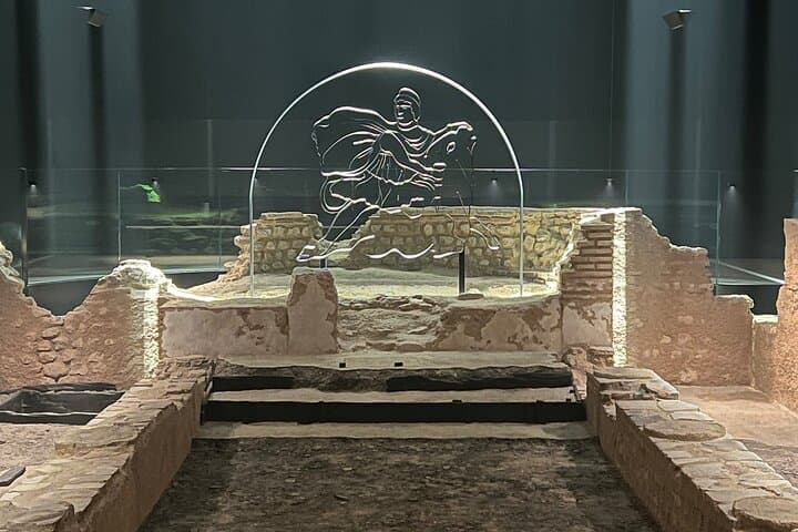 Historic London Walking Tour: Landmarks, Temple of Mithras & Pub Lunch photo 2