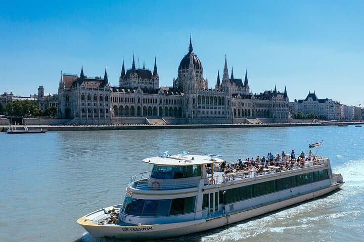 Budapest Walk and Danube River Cruise: St. Stephen’s Basilica to the Parliament