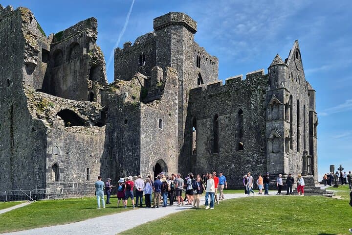 Rock of Cashel Luxury Cave & Castle Day Trip from Killarney