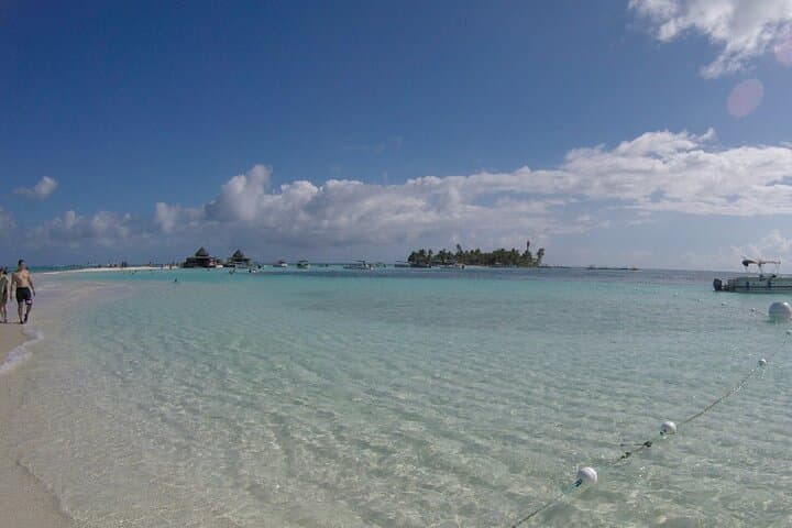 Platinum Pontoon Tour San Andrés — Natural Aquarium, Rose Cay & Swim with Manta Rays photo 1