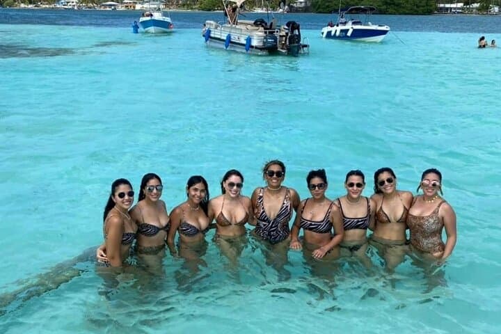 Platinum Pontoon Tour San Andrés — Natural Aquarium, Rose Cay & Swim with Manta Rays photo 4