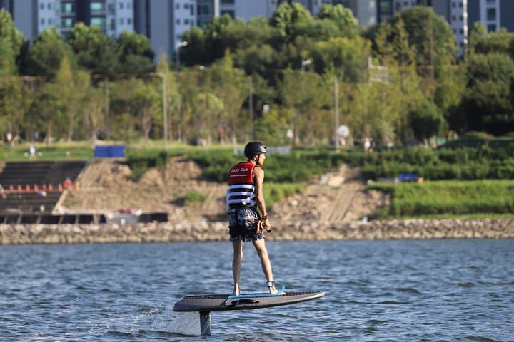 E-foiling and Windsurfing on Seoul's Han River: Ttukseom Park Experience photo 3