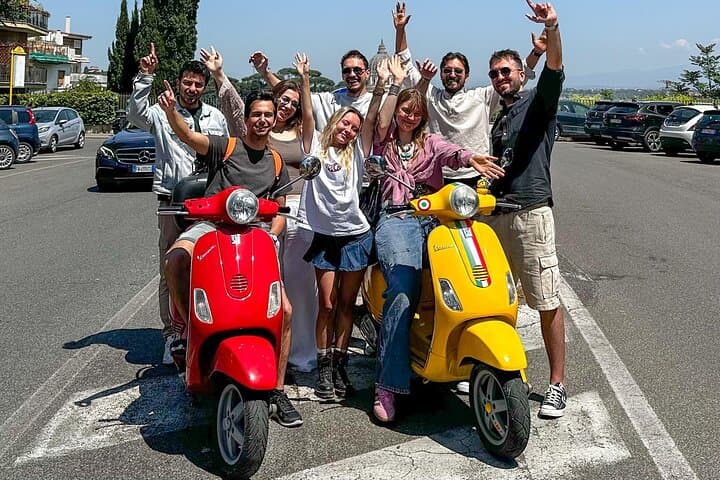 Private Vespa Tour in Rome with Hotel Pickup and Professional Photos