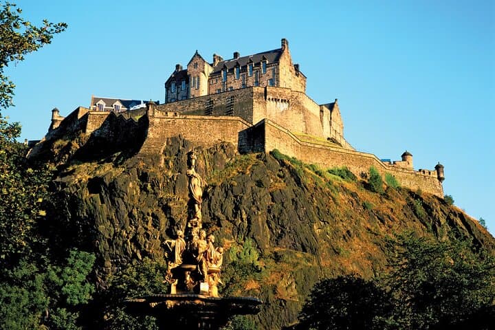 Edinburgh Old Town Guided Walking Tour with Skip-the-Line Castle Entry