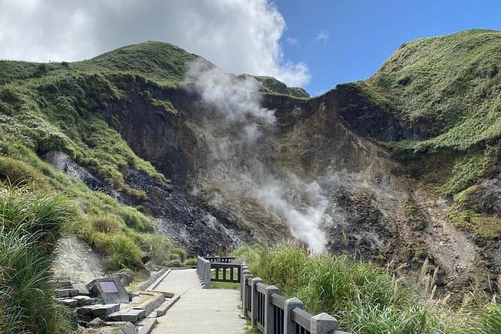 Beitou and Yangmingshan Day Tour: Hot Springs, Volcanic Trails & Taipei Nature