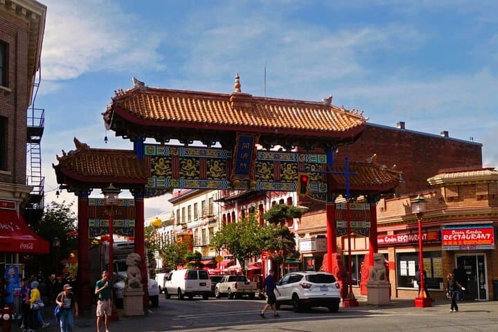 Victoria Express: 2-Hour Private Day or Night Highlights Tour