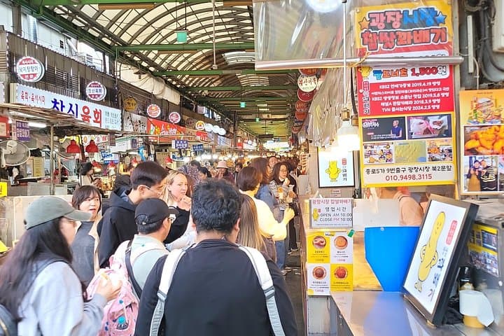 Seoul Private Hanbok Day Tour — Gyeongbokgung, Bukchon & Markets photo 3