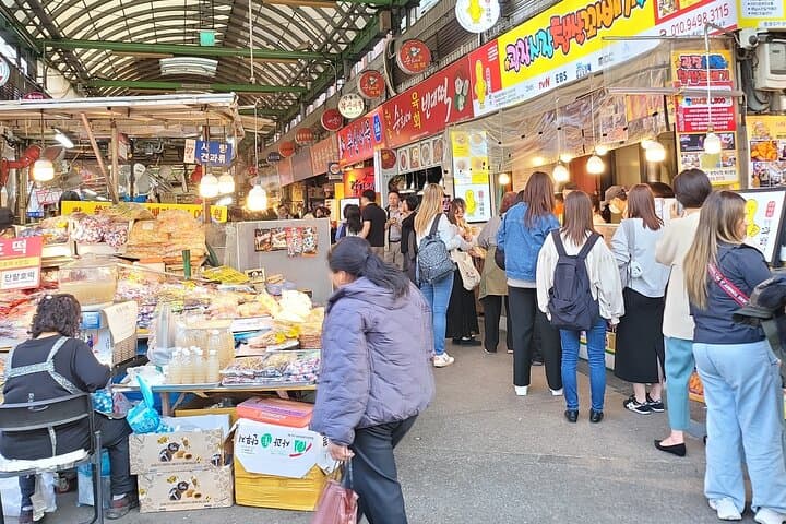 Seoul Private Hanbok Day Tour — Gyeongbokgung, Bukchon & Markets photo 4