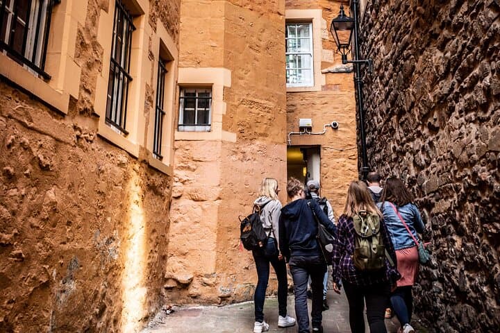 Edinburgh Old Town Walking Tour with Holyrood Palace Entry — 3-Hour Guided History Walk photo 4