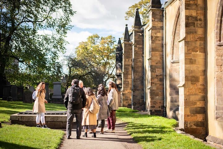 Edinburgh Old and New Towns Walking Tour with Johnnie Walker Whisky Tasting photo 2