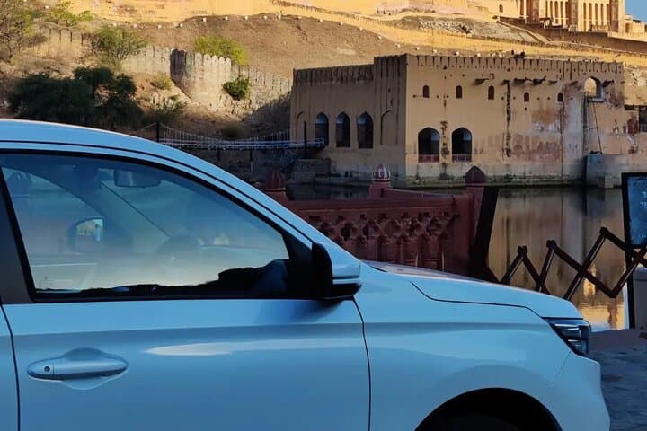 Private Transfer: New Delhi to Jaipur — Comfortable Door-to-Door Ride