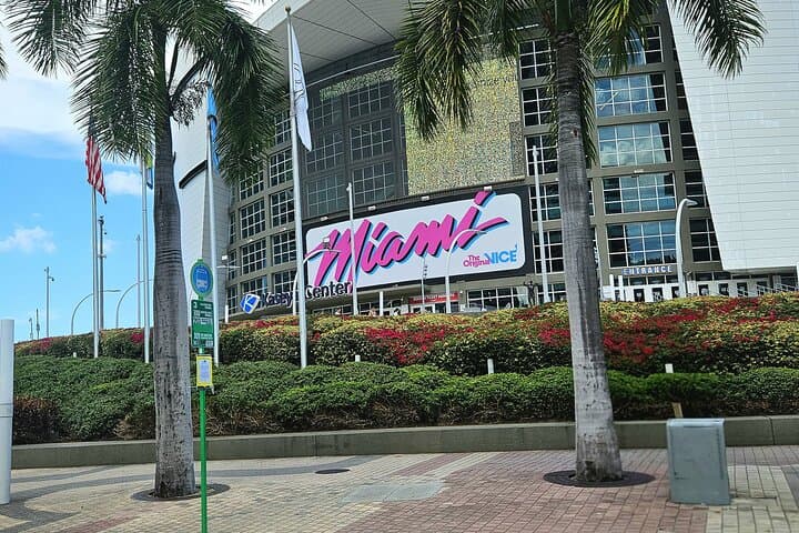 Private Miami Yacht and Cultural City Tour — City Vibes & Bay Rides photo 6