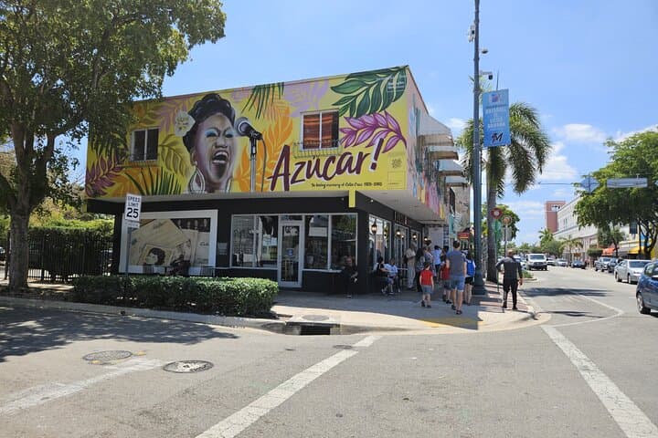 Private Miami Yacht and Cultural City Tour — City Vibes & Bay Rides photo 5