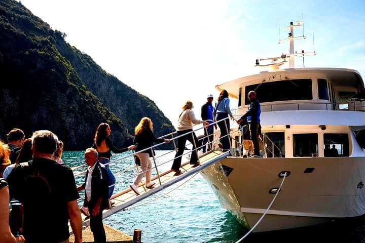 cinque-terre-pisa-day-trip-from-florence-vineyards-boat-leaning-tower photo 3