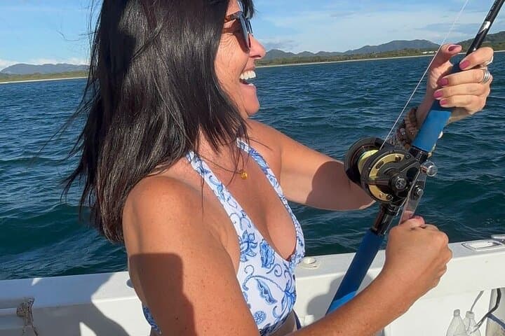 Tamarindo Fishing Charter: 4-Hour Ocean Trip with Snacks & Drinks photo 6