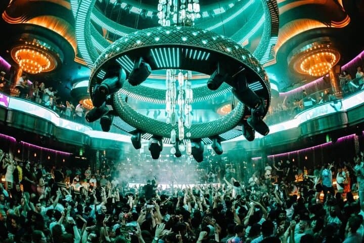 Vegas Rock Star Nightclub Tour: VIP Party Bus Guide to the Hottest Clubs on the Strip photo 2