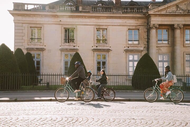 Paris Highlights by Bike: 4-Hour Guided Ride from Eiffel to the Louvre photo 3