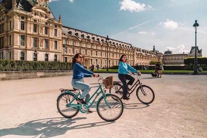 Paris Highlights by Bike: 4-Hour Guided Ride from Eiffel to the Louvre
