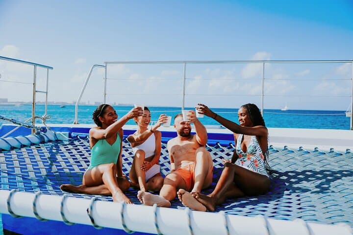 Aruba Morning Snorkel Sail: Champagne Brunch, Shipwreck Snorkel & Coral Reefs