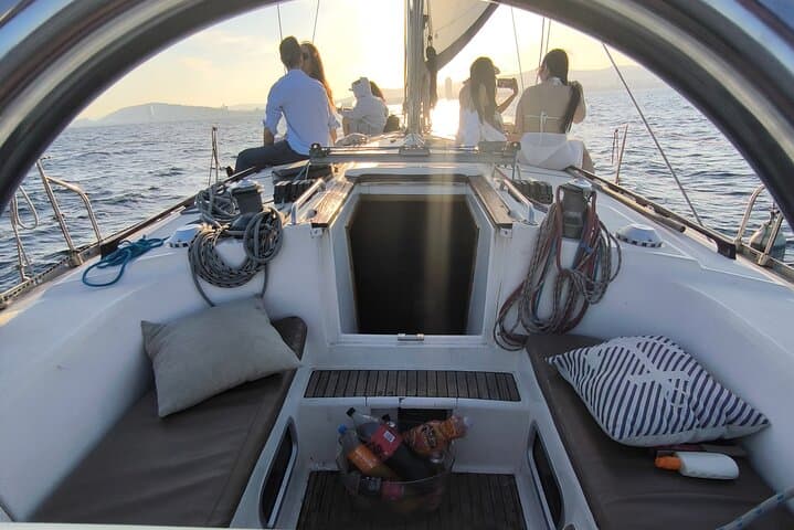 Sunset Sailing in Barcelona: Cava Cruise from Port Olímpic