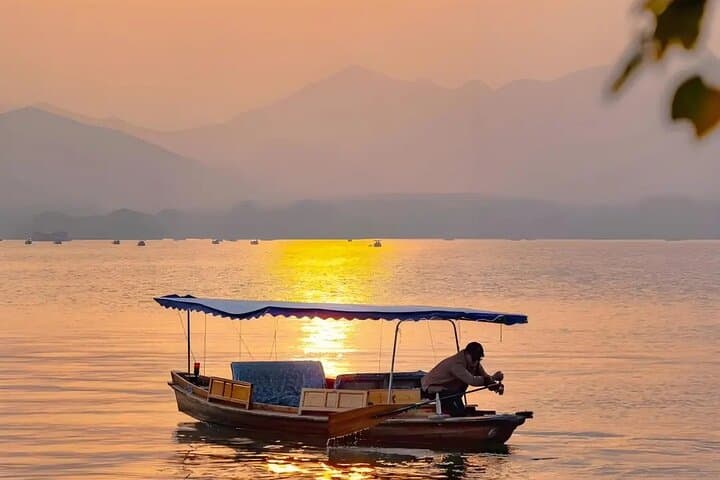Personalized Hangzhou Private Tour — West Lake, Tea Tasting & Local Life