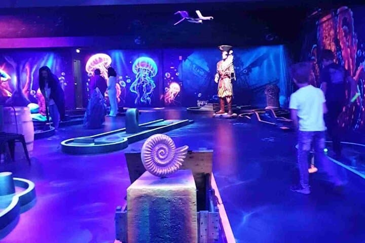 Glow Golf in Paris: Ocean 12 Fluorescent Mini-Golf at Bercy Village photo 3