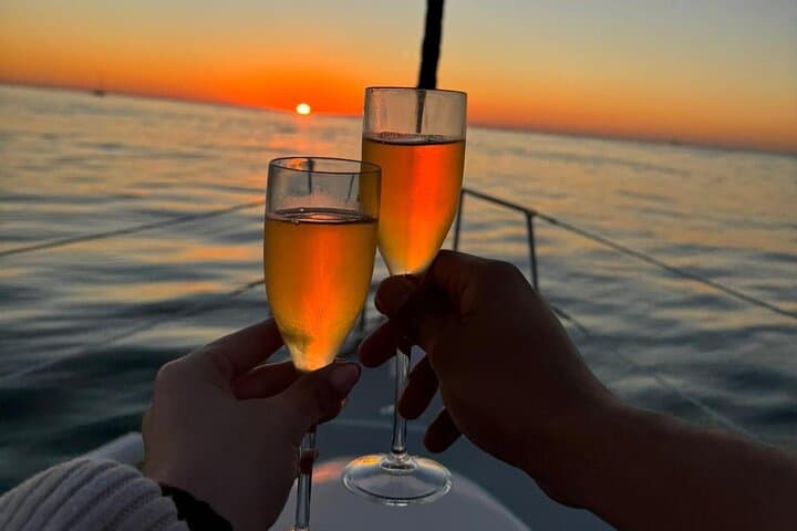 Sunset Douro River Sail on a Hunter 356 — Porto Boat Cruise