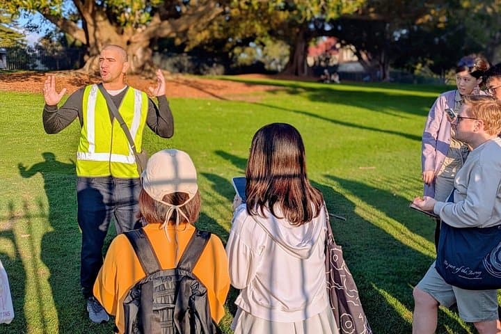 Lights, Camera, Sydney: A 3-Hour Movie Walking Tour from Central Station to the Botanic Garden