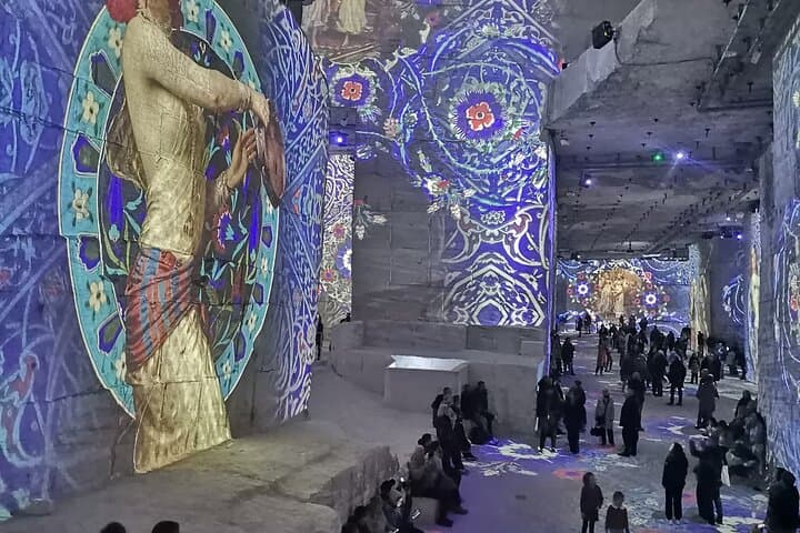 Baux and Saint-Rémy: Provençal Castles, Quarry Art & Wine Tasting