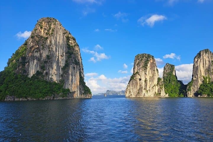 Halong Bay 4-Hour Cruise: Kayak Through Ba Hang & Explore Thien Cung Cave photo 5