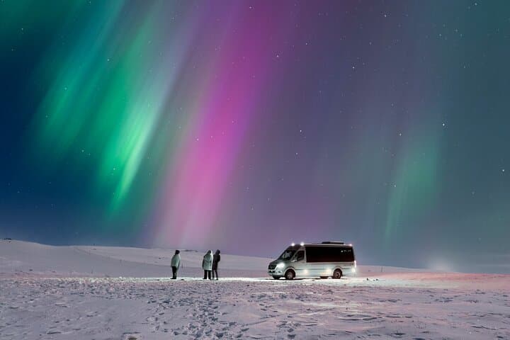 Private Northern Lights Hunt from Reykjavik with Photos and Icelandic Treats photo 4