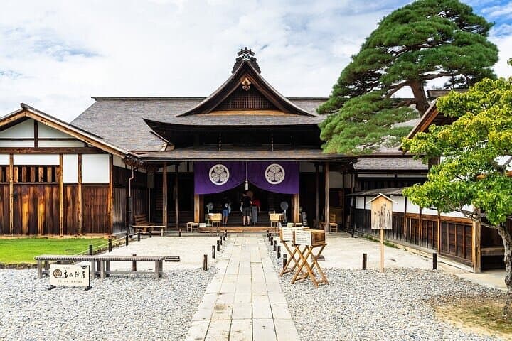 Full-Day Takayama & Shirakawago Private Tour — Gassho Houses, Old Town & Observatory photo 2