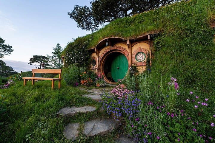Private Auckland Day Tour: Hobbiton, Wai-O-Tapu & Rotorua — One Epic Day